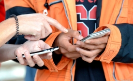 Translate - Train of Hope Linz  A refugee helper and a refugee overcome language barriers by using their mobile phones.