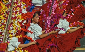 Image of Salvadorian American Dancers from Wikimedia via Flickr