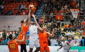 Vươn tới vì sao ("reaching for the star") image of basketball game from SEA Games 31 (2021) by Huy Văn. (CC BY 2.0.)