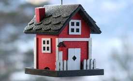 Small bird house by Hellado via pixabay.com