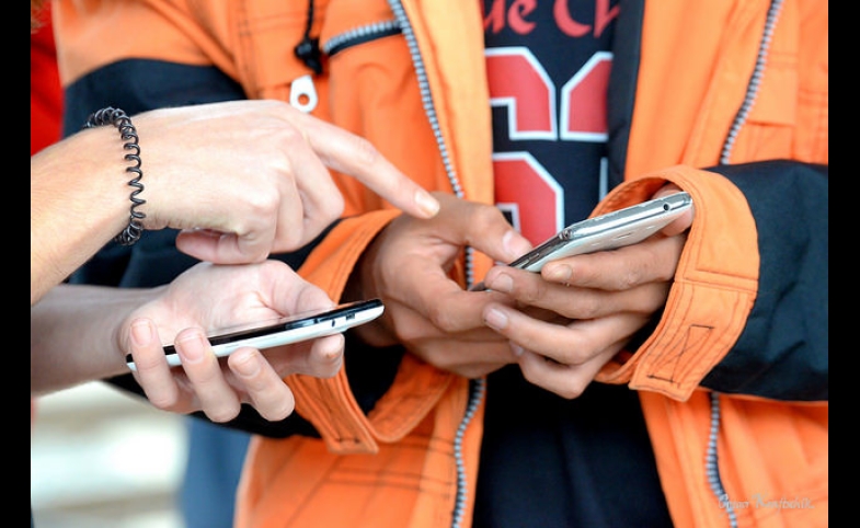 Translate - Train of Hope Linz  A refugee helper and a refugee overcome language barriers by using their mobile phones.