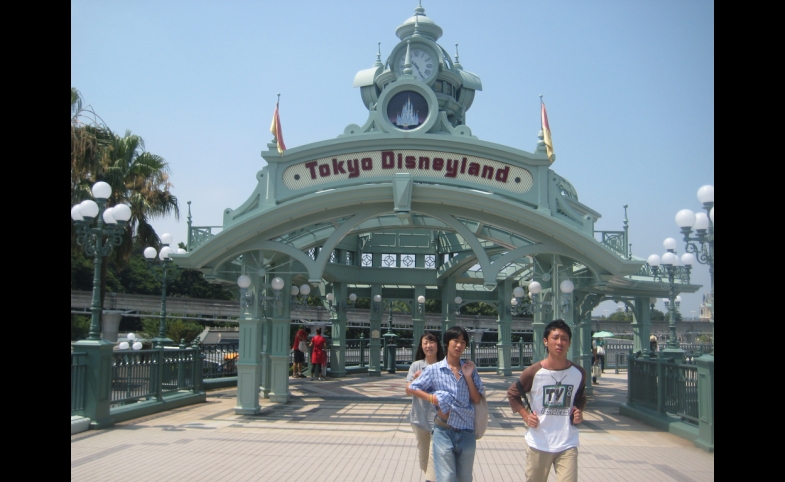 Guests at Tokyo Disneyland, 2010/via Flickr Creative Commons