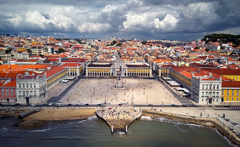 Lisbon main square by Terreiro do Paço via Wikimedia Commons