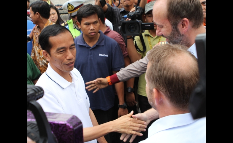 President Joko Widodo shakes hands during the election.