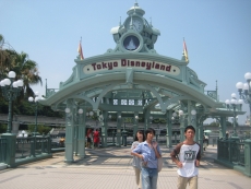 Guests at Tokyo Disneyland, 2010/via Flickr Creative Commons