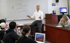 Conrad Turner speaks with USC Master of Public Diplomacy candidates. (Photo courtesy of CPD Editorial Staff.)
