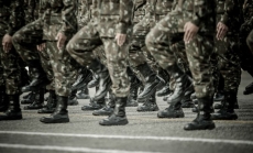 Soldiers marching in a row by Imprensa via Canva