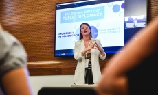 Carla Cabrera Cuadrado presents her model the Golden Circle of Public Diplomacy at the SIETAR Europa Congress 2022 in La Valletta, Malta. Image courtesy of SIETAR Europa